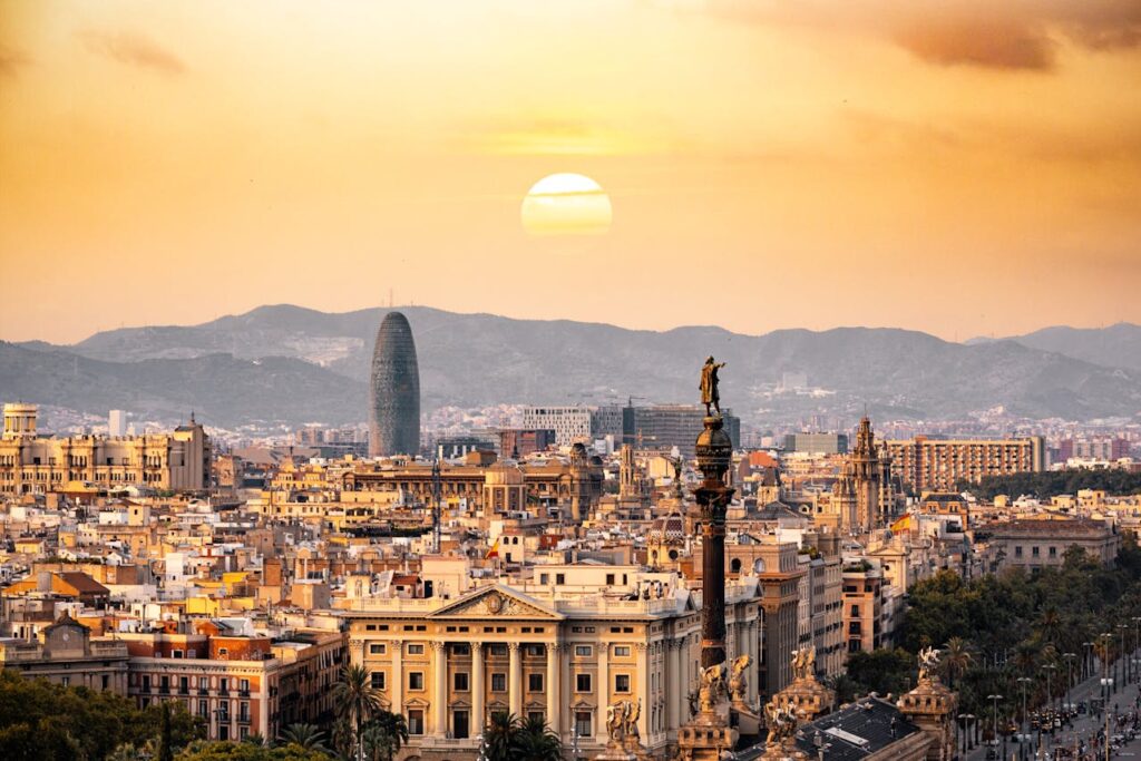 Spanien Stadt Sonnenuntergang 7 schöne Reiseziele in Spanien für den Sommer