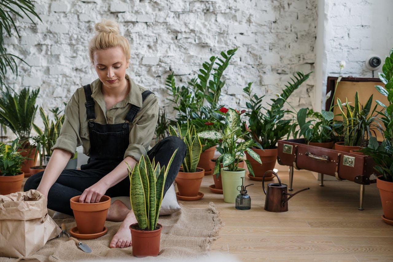 Frau bei der Gartenarbeit Gärtnern Ein beliebtes Hobby in Deutschland